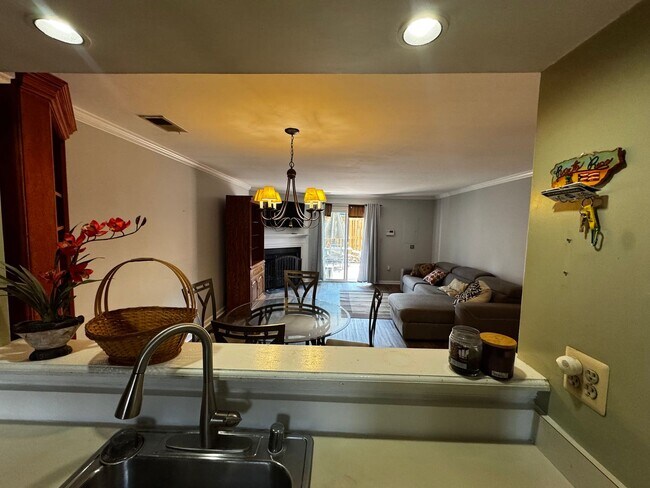 Building Photo - Furnished 2BR, 2BA Condo with Backyard in ...