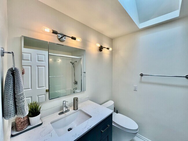 Building Photo - Spacious 5 Bed 3 Bath Home with In-Law Suite and huge yard in Olympic Hills