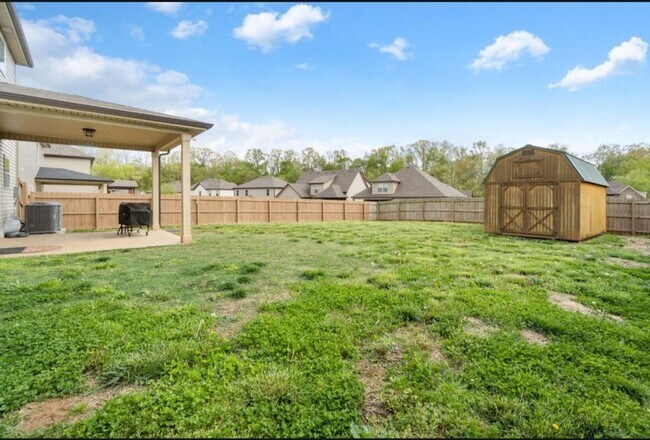 Building Photo - Spacious 5BR House in Clarksville