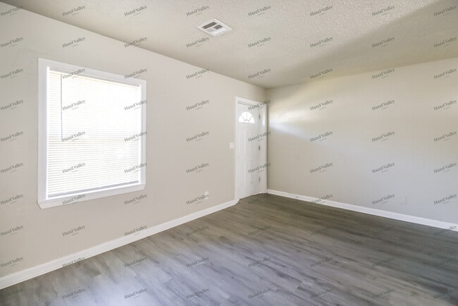 Building Photo - 1104 Jet Dr