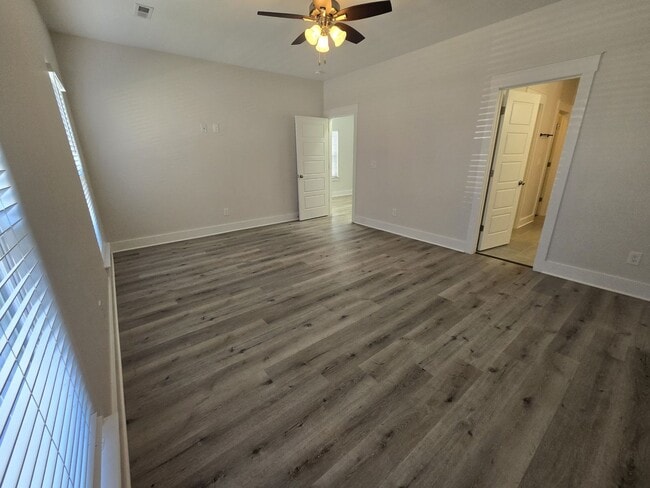 Building Photo - End Unit 3/3.5 Townhome w/ Community Pool!