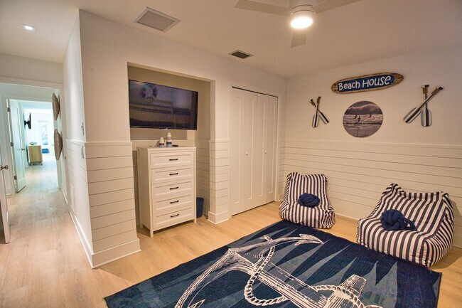 Building Photo - Seasonal Venice Island Pool Home half block from Golden Beach deeded access to the Gulf!