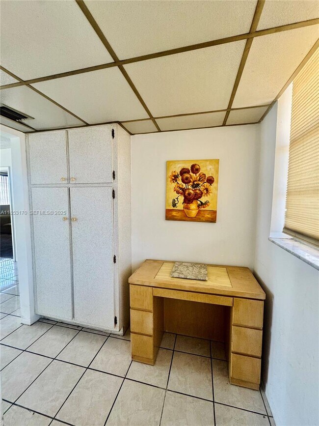 Building Photo - 2980 Point E Dr