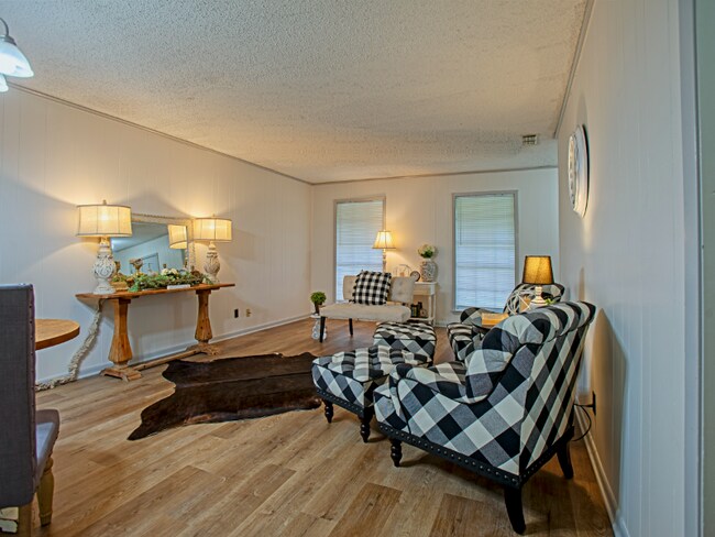 Building Photo - 2202 Aberdeen Dr