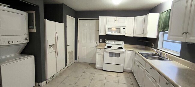 Building Photo - 2640 SW 31st Pl