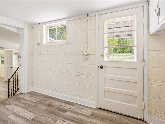 Building Photo - Luxury Remodeled 4 Bedrooms  2 Full Baths