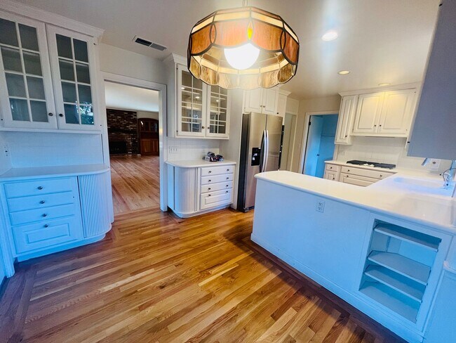 Building Photo - Unique 3 Bed + 2 Bath Los Altos Home - Spa...