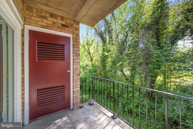 Building Photo - 3860 Lyndhurst Dr