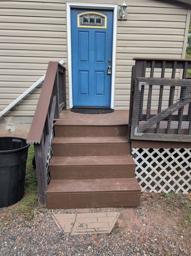 Building Photo - Beautiful 3 Bedroom 2 Bath Home in quiet r...