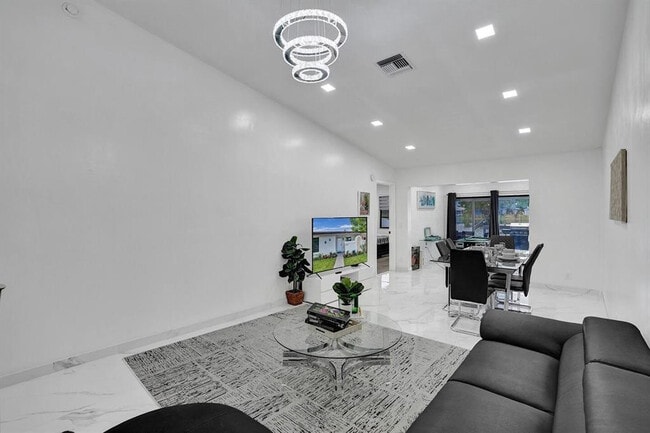 Building Photo - 5434 SW 25th Ave