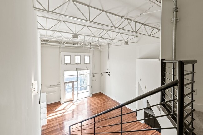 Building Photo - The Gallery Lofts, 2 Bedroom Condo minutes...