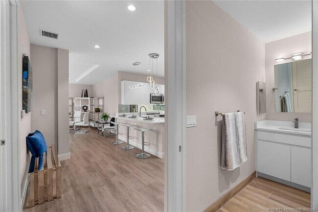 Building Photo - 41 SW Seminole St