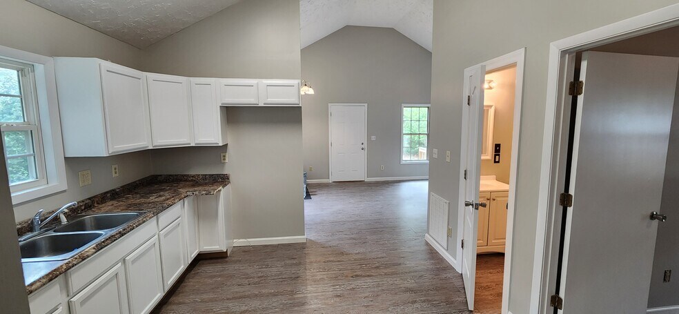 Building Photo - 103 Schmitt Ln