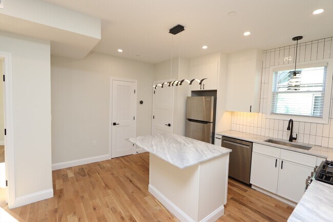 Building Photo - 14-16-16 Harriet St