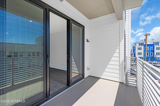Building Photo - 218 3rd Ave