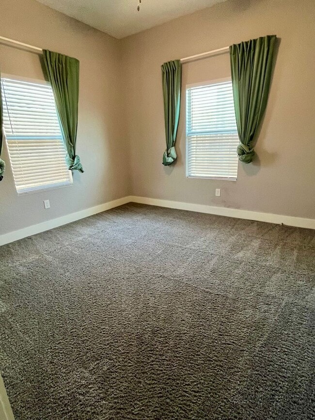 Building Photo - 3/2 Single Story Conveniently Located to D...