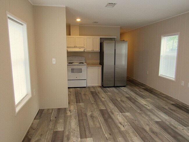 Building Photo - Conveniently Located Northeast Houston Are...