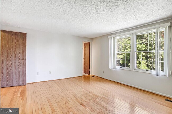 Building Photo - 1803 E Beech Rd