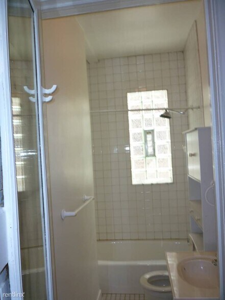 Building Photo - 1129 W Oakdale Ave