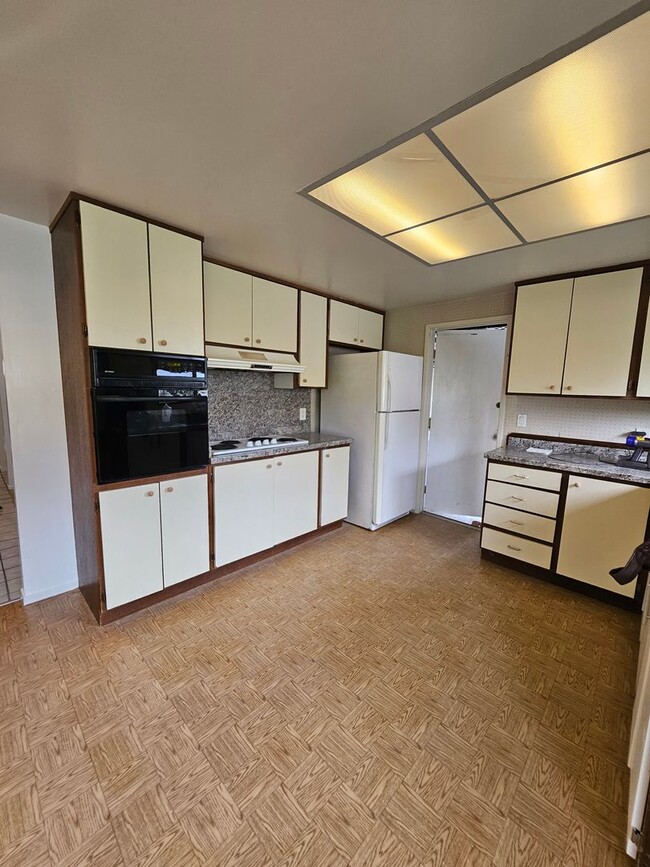 Building Photo - Beautiful 4 Bedroom 2 Bath House