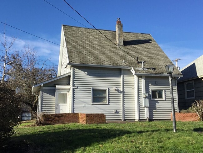 Building Photo - Charming 3 Bedroom, 2 Bath Home in Sellwood for rent!