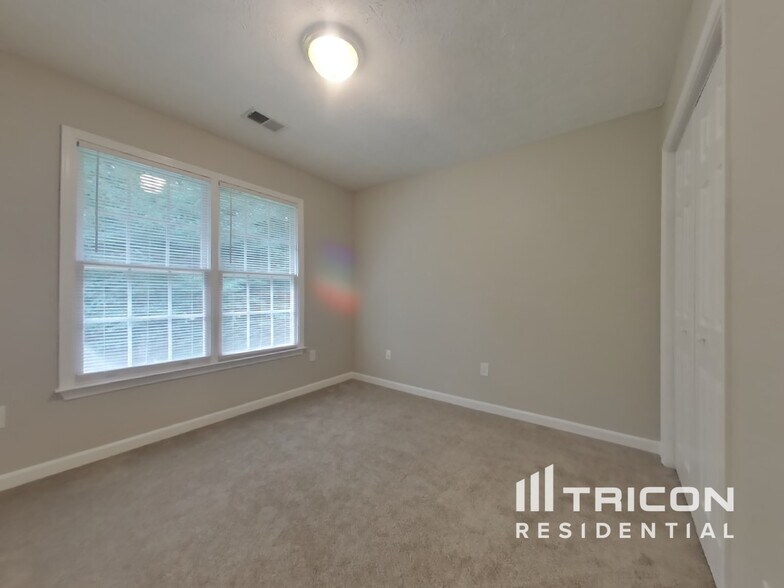 Building Photo - 3080 Kings Dr