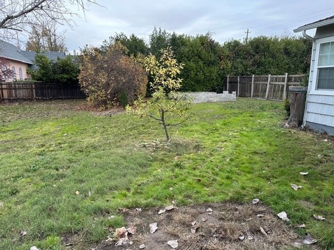 Building Photo - Recently renovated 4 bed, 2 bath home in Grants Pass!