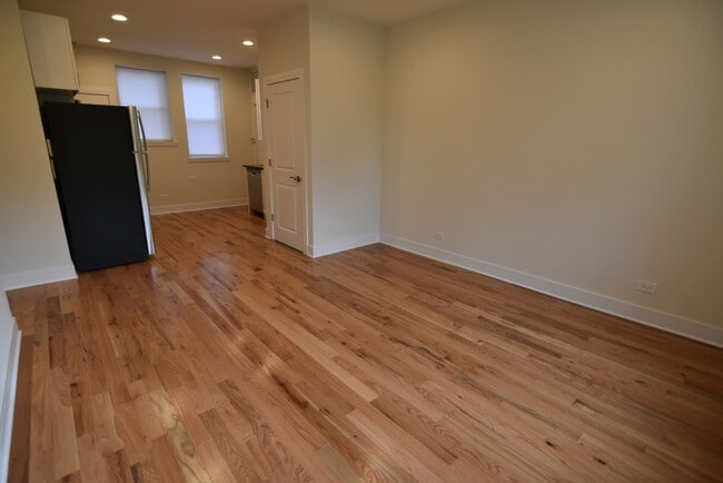 Building Photo - 1161 W Lunt Ave