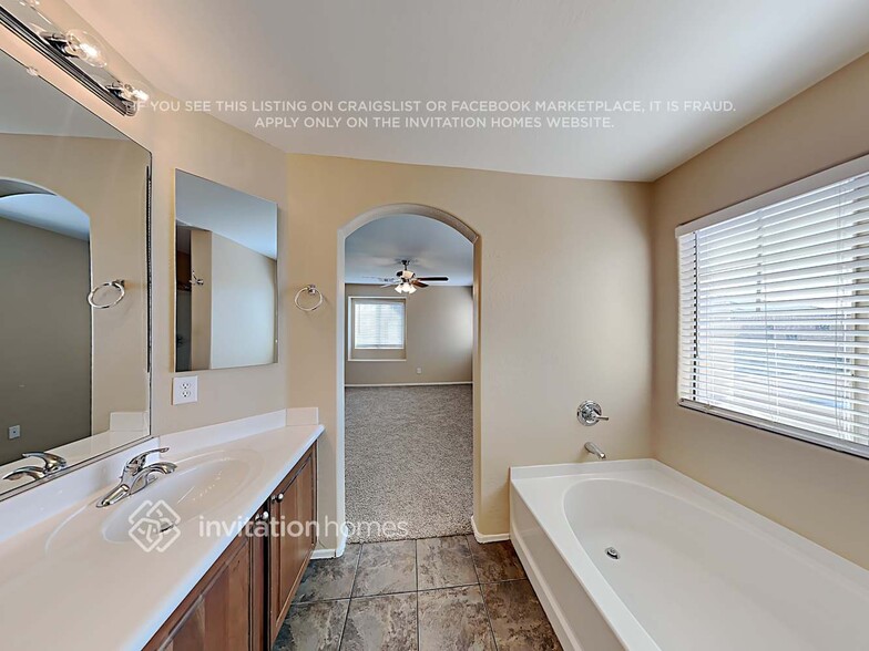 Building Photo - 14087 W Country Gables Dr
