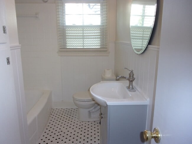 Building Photo - 304 Oak Dr