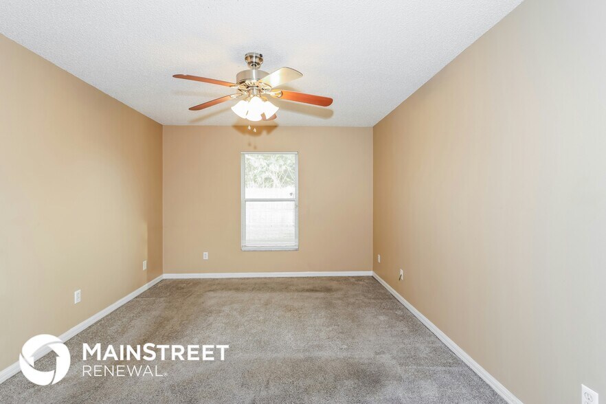 Building Photo - 821 Honeysuckle Dr