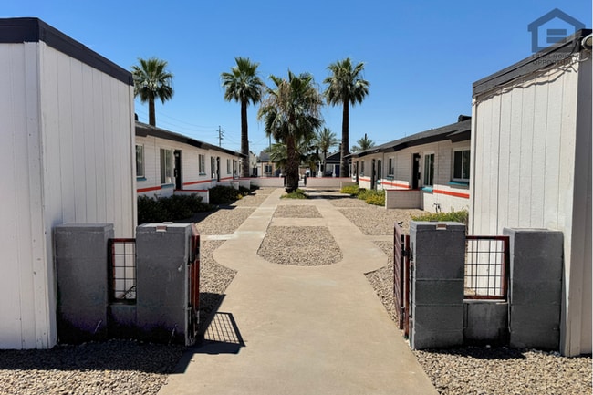 Building Photo - 2Bed/1Bath Updated Apartment at McDowell Rd/16th St! Ready for Immediate Move-In! - CARPORT!
