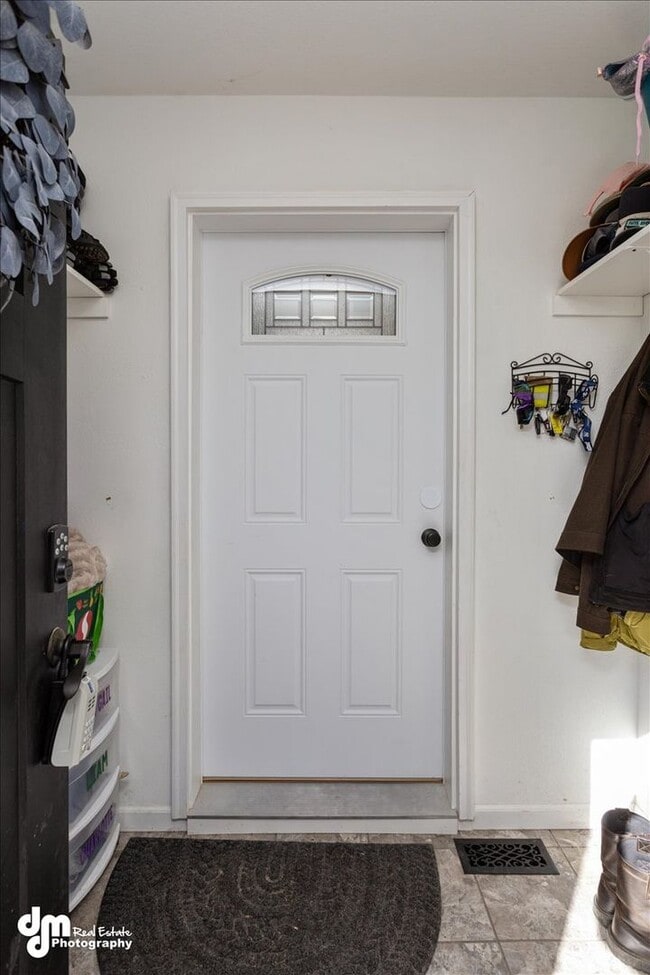 Building Photo - Cozy 3 bedroom 2 bath home w/ fully fenced...