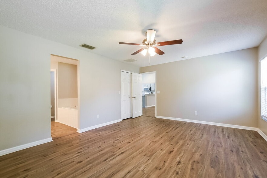 Building Photo - 2233 Lake Pointe Cir
