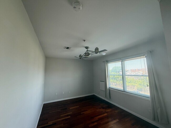 Building Photo - 515 30th St