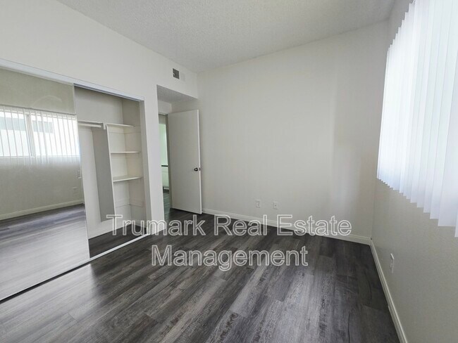 Building Photo - 14605 Burbank Blvd