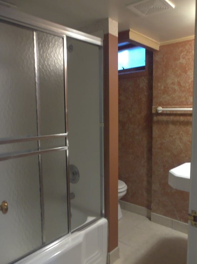 Building Photo - Engaging Cape Cod In An In-town Location!