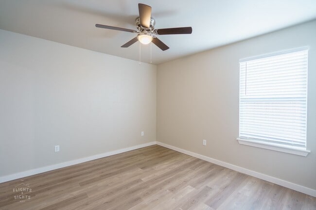 Building Photo - 3-Bedroom Townhome with Garage & Private Y...