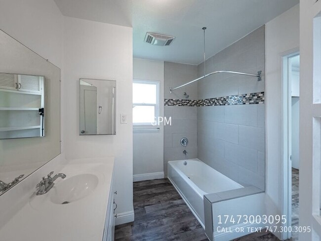 Building Photo - 723 W Doran St