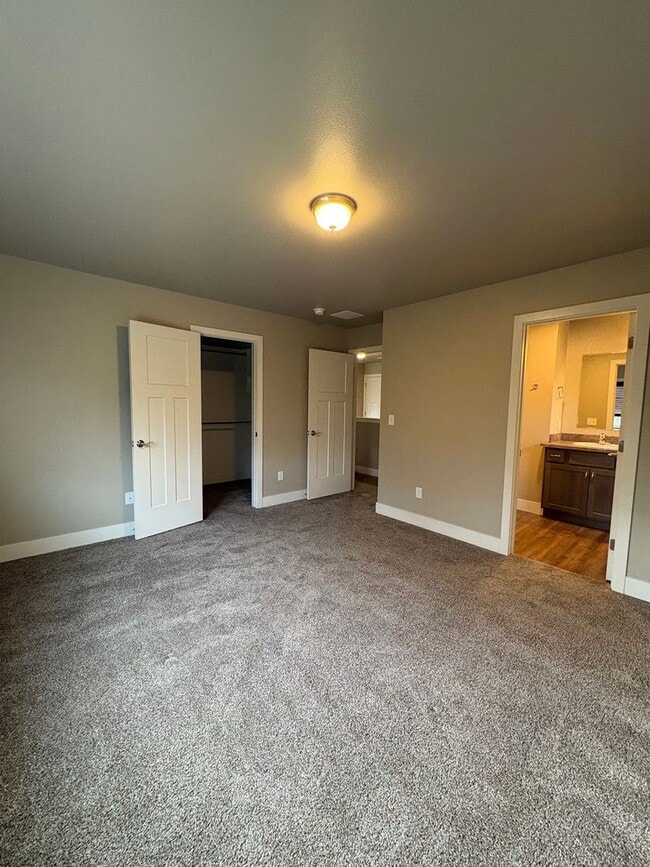 Building Photo - Beautiful 3 Bed Townhome