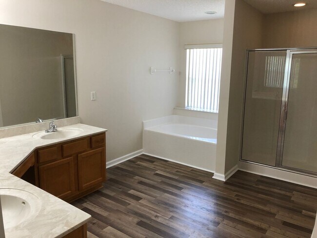 Building Photo - Large 5 Bedroom, 3 Bathroom Single Family ...