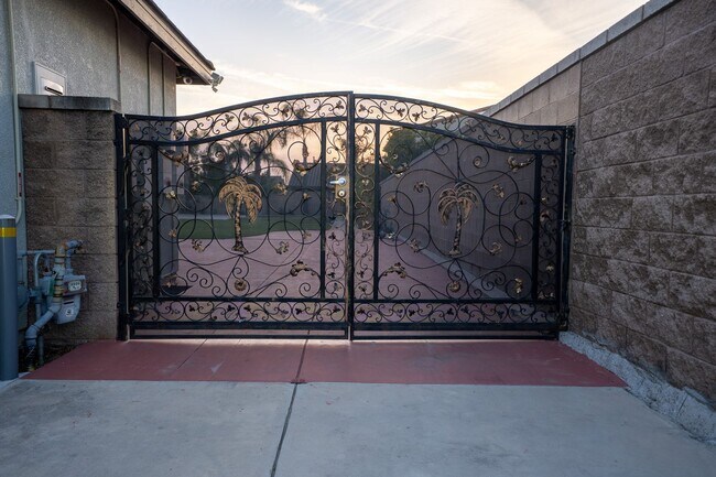 Building Photo - Exceptional estate Located In the highly desirable College Park Community.