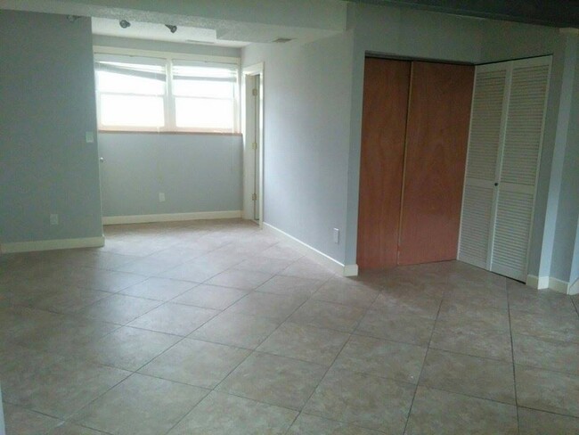 Building Photo - 3 Bedroom Tri-Level near Bottenfield Eleme...