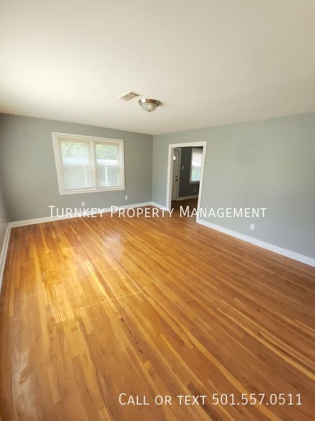 Building Photo - 1720 Pinewood Dr