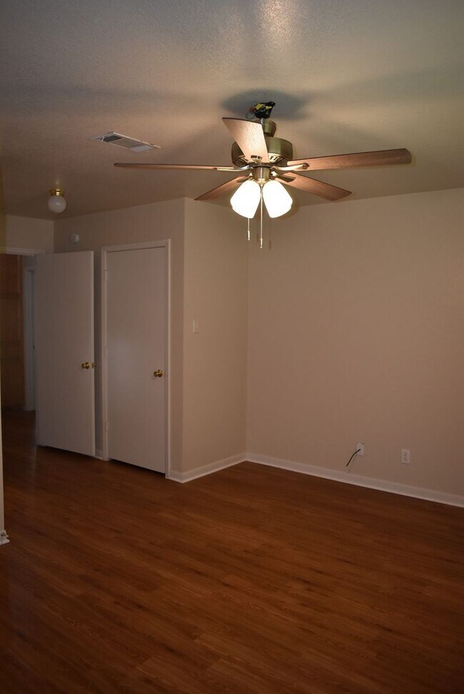 Building Photo - 837 Lakeview Dr