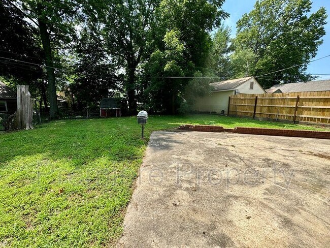 Building Photo - 10607 E Lexington Ave