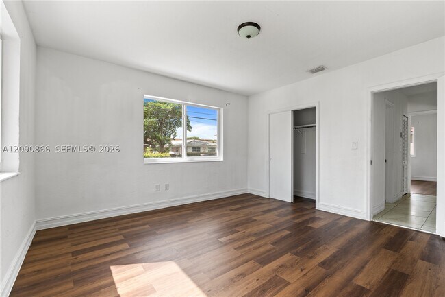 Building Photo - 580 Lee Dr