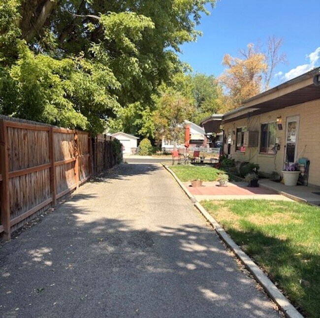 Building Photo - 1 Bedroom Multiplex Near Liberty Park!
