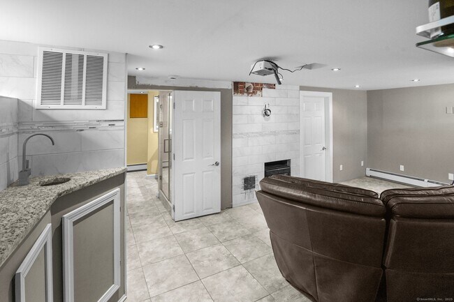 Building Photo - 15 Overland Ave