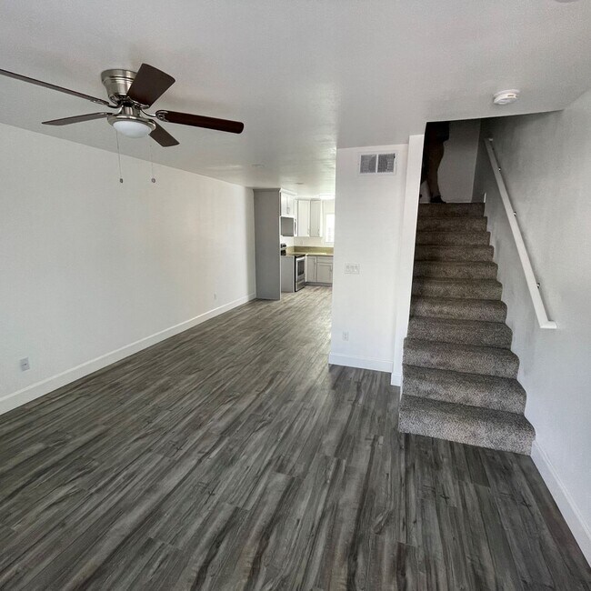 Building Photo - Beautiful appartment, 2/1.5 with AC  & Pri...